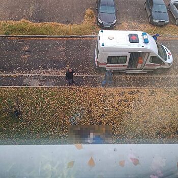 В Ижевске на улице Майской девушка выпала из окна жилого дома