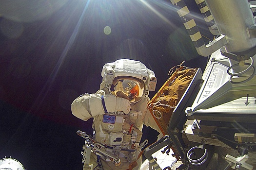 Российские космонавты работают за бортом МКС почти четыре часа