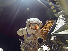 Российские космонавты работают за бортом МКС почти четыре часа