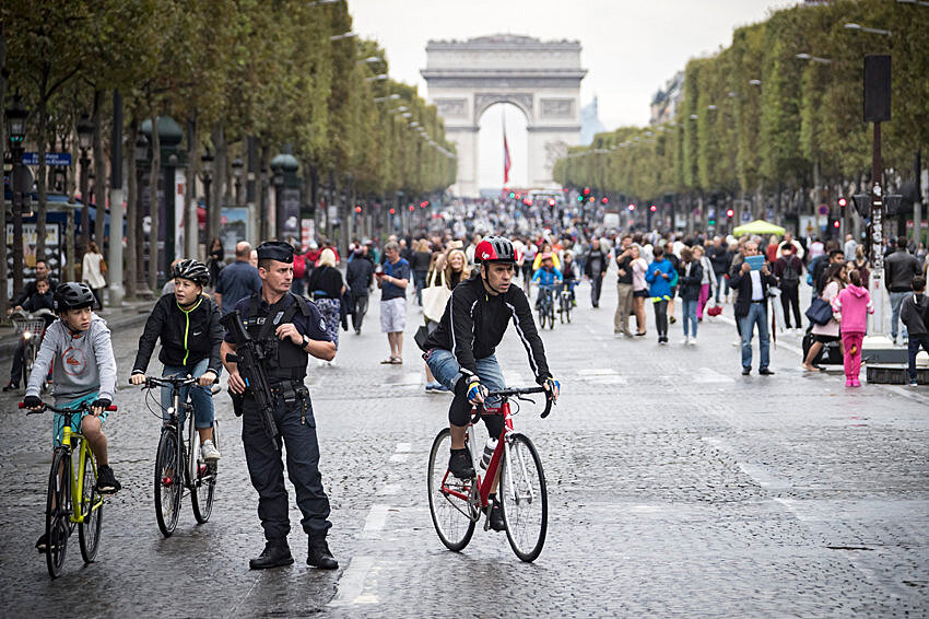 Велосипедисты против пешеходов: Париж в «полнейшем хаосе»