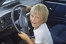 В Госдуме предложили ввести прямой запрет на нахождение детей за рулем
