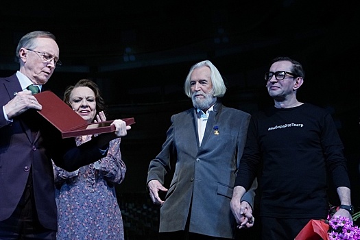 Золотую птицу из рук Константина Хабенского получил 92-летний Станислав Любшин