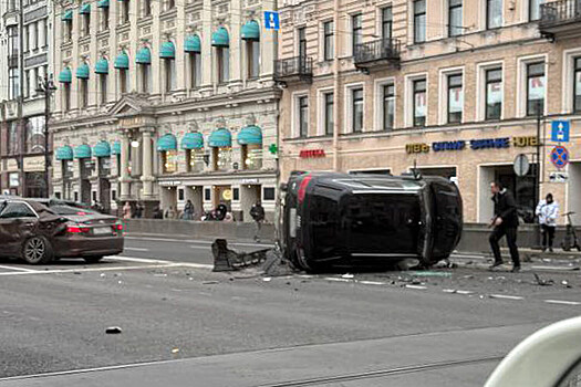 В центре Петербурга водитель Audi устроил ДТП с переворотом