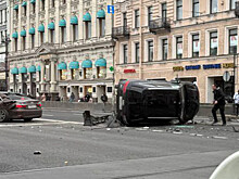 В центре Петербурга водитель Audi устроил ДТП с переворотом