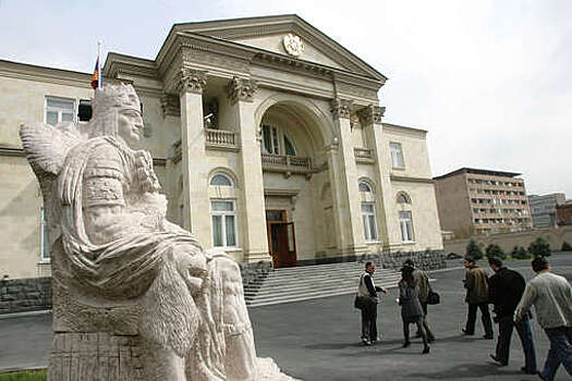 Сторонники оппозиции заблокировали входы в резиденцию президента Армении в Ереване