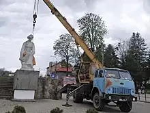 Во Львовской области снесли очередной памятник, посвященный Красной армии