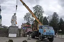 Во Львовской области снесли очередной памятник, посвященный Красной армии
