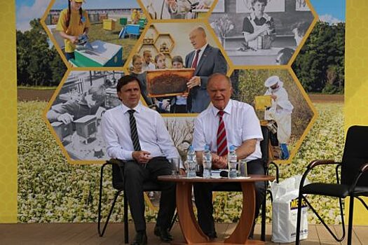 ЛидГеннадий Зюганов презентовал орловцам «Энциклопедию юного пчеловода»