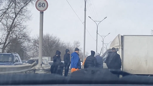 Видео: на Бердском шоссе потерявшая управление «Газель» влетела в отбойник
