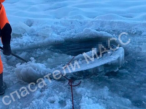 Вмерзшее в лед тело пенсионера нашли на реке в Новосибирске