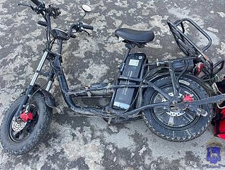 Курьер на электровелосипеде выехал на пешеходный переход и попал под машину в Самаре