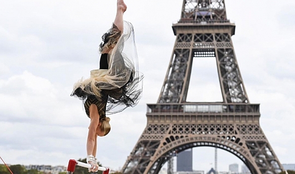Воронежская гимнастка Ангелина Мельникова выступила на брусьях на фоне Эйфелевой башни