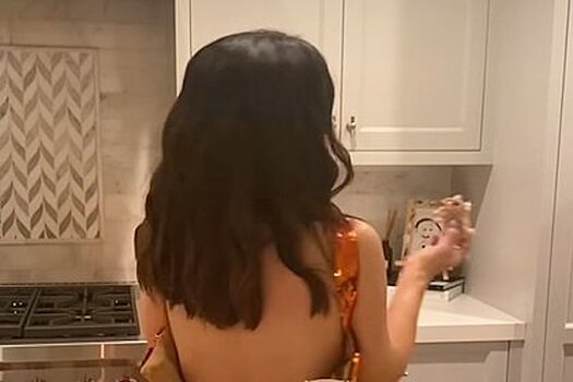 В сети восхитились Сальмой Хайек в расстегнутом платье