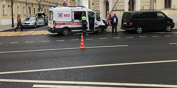 Машина скорой помощи врезалась в столб на Воздвиженке