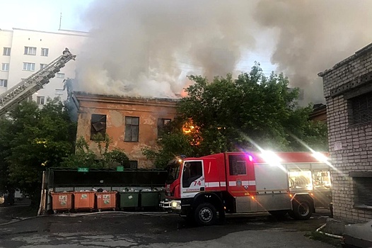 Пожар в здании бывшей школы в Екатеринбурге локализован