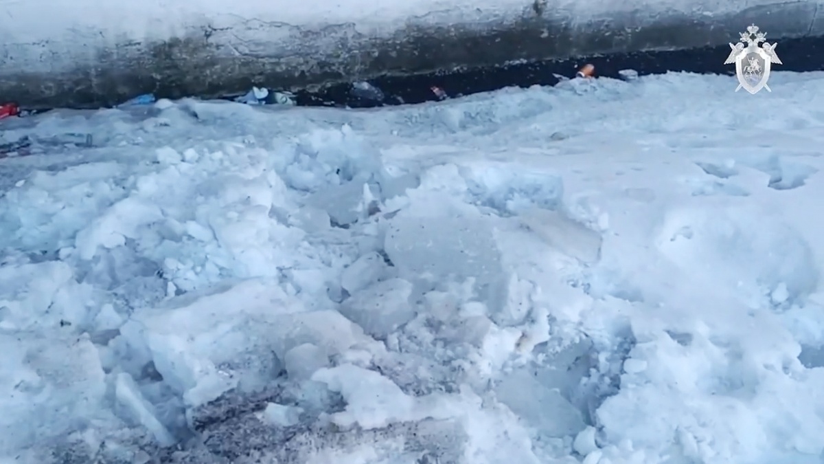 Момент падения глыбы льда на детей в Нижегородской области попал на видео