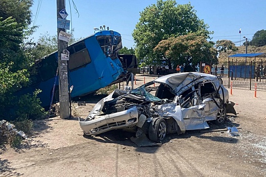 В Севастополе в ДТП с грузовиком погиб самокатчик, еще два человека пострадали