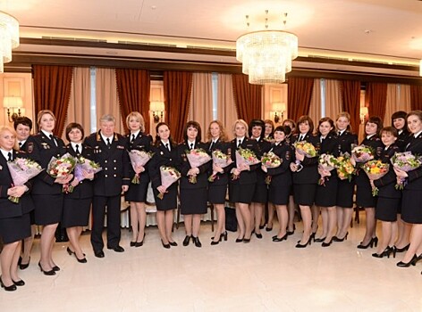На каблуках и при погонах: в Москве поздравили женщин-полицейских