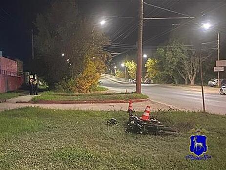 Несовершеннолетний водитель мопеда не смог проехать мимо бордюра в Самаре