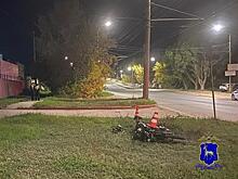 Несовершеннолетний водитель мопеда не смог проехать мимо бордюра в Самаре