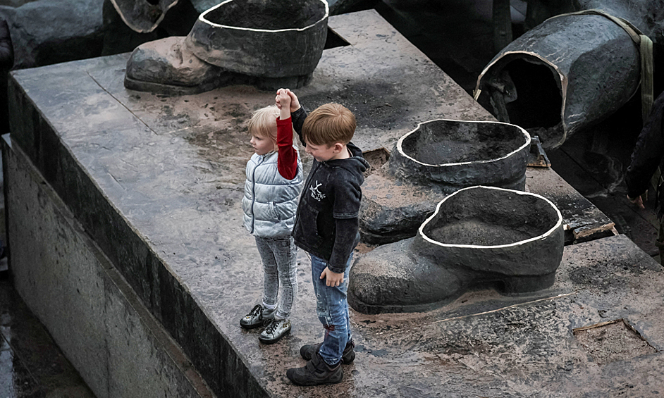 Советский памятник дружбе украинского и русского народов во время сноса в центре Киева