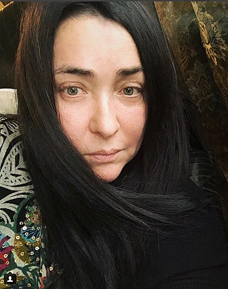 Лолита Милявская. Певица не стесняется никого и ничего. Лолита вообще любит эпатировать. Помните постоянные разговоры о ее концертных нарядах?