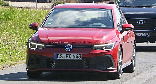 Volkswagen Golf GTI TCR 2021 года появился на тестах практически без камуфляжа