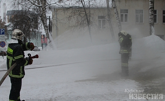 Курские пожарные облили коллегу водой из брандспойтов и проводили на пенсию