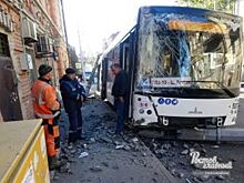 Пассажирский автобус и внедорожник столкнулись в центре Ростова