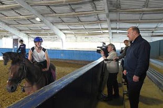 Мурат Кумпилов посетил республиканскую конно-спортивную школу