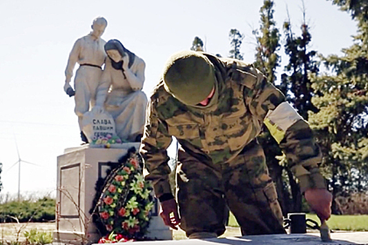 Росгвардейцы благоустроили памятники советским воинам в Херсонской области