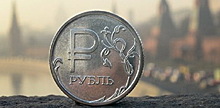 Эксперты: Рубль ждет ослабление до 65–67 за доллар