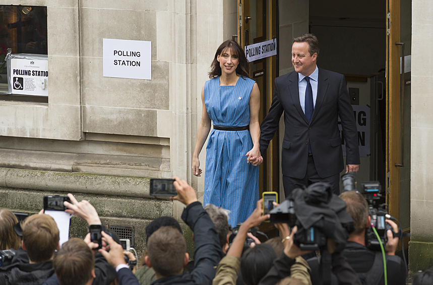 Премьер-министр Великобритании Дэвид Кэмерон и его супруга Саманта после голосования в Методистском центральном зале Вестминстера на референдуме по сохранению Великобританией членства в Европейском Союзе