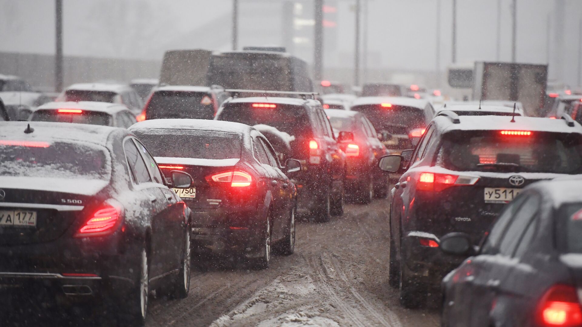 Москвичей предупредили об осложнении движения на дорогах из-за снегопада