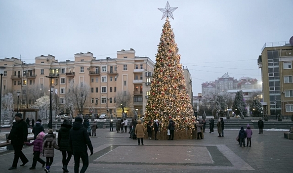 Андрей Бочаров поздравил волгоградцев с праздником в новом сквере