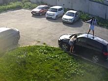 В Кирове две девушки станцевали на чужой машине: инцидент попал на камеру видеонаблюдения