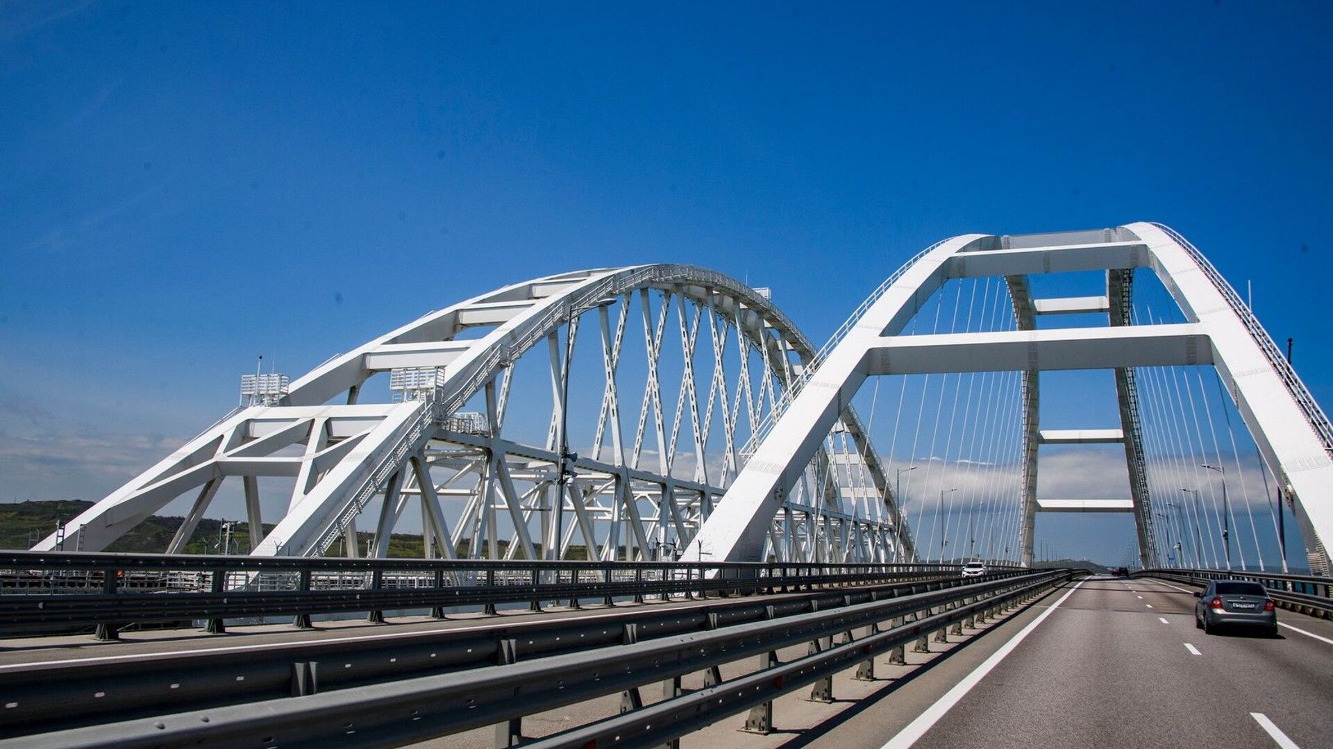 Движение транспорта по Крымскому мосту временно перекрыли
