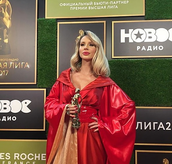 Светлана Лобода для выхода еа красную дорожку выбрала яркое пышное платье.