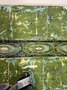 Красота под толстым слоем: в черняховских подъездах отмывают от краски старинные изразцы (фото)