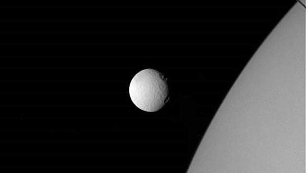 На поверхности спутника Сатурна обнаружили красные дуги