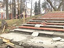 В Ливнах легковушка раскурочила новую плитку в горпарке