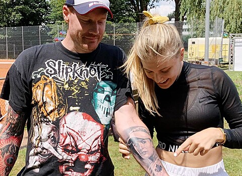 Бушар встретилась с поклонником, сделавшим татуировку с её лицом