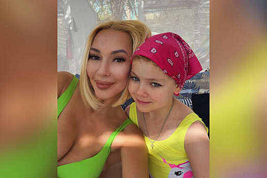 Ведущая Лера Кудрявцева выложила фото в купальнике с дочерью