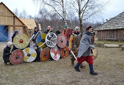 Стрельба из лука и средневековые танцы: в деревне викингов "Кауп" 23 февраля отпразднуют День воина