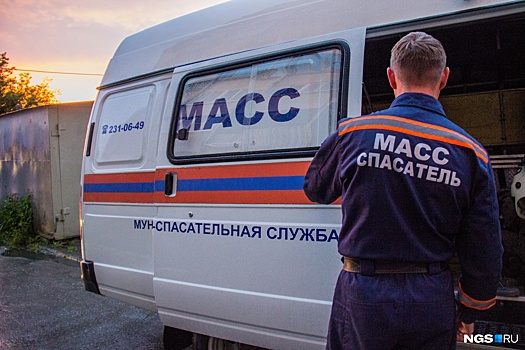 Сорвалась с третьего этажа: спасатели сняли женщину с козырька подъезда