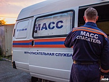 Сорвалась с третьего этажа: спасатели сняли женщину с козырька подъезда