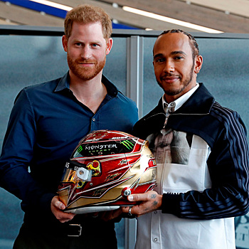 Мистер Бонд: принц Гарри в чёрном тотал-луке посетил Гран-при Формулы-1 в США
