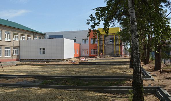 В Боровом при поддержке депутата строят дорогу к школе и пристройку к детскому саду