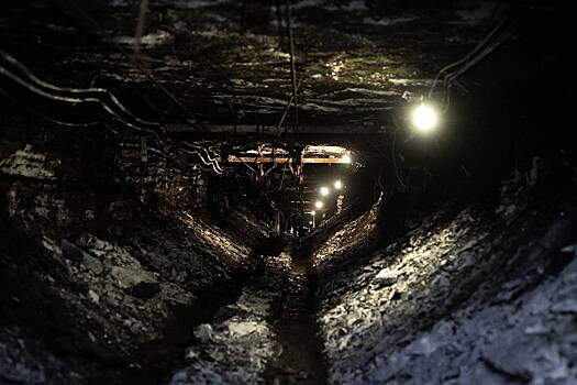 Более десяти горняков оказались под завалами после обрушения российской шахты