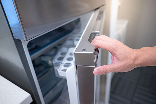 В Москве у мужчины списали деньги во время показа холодильника покупателю